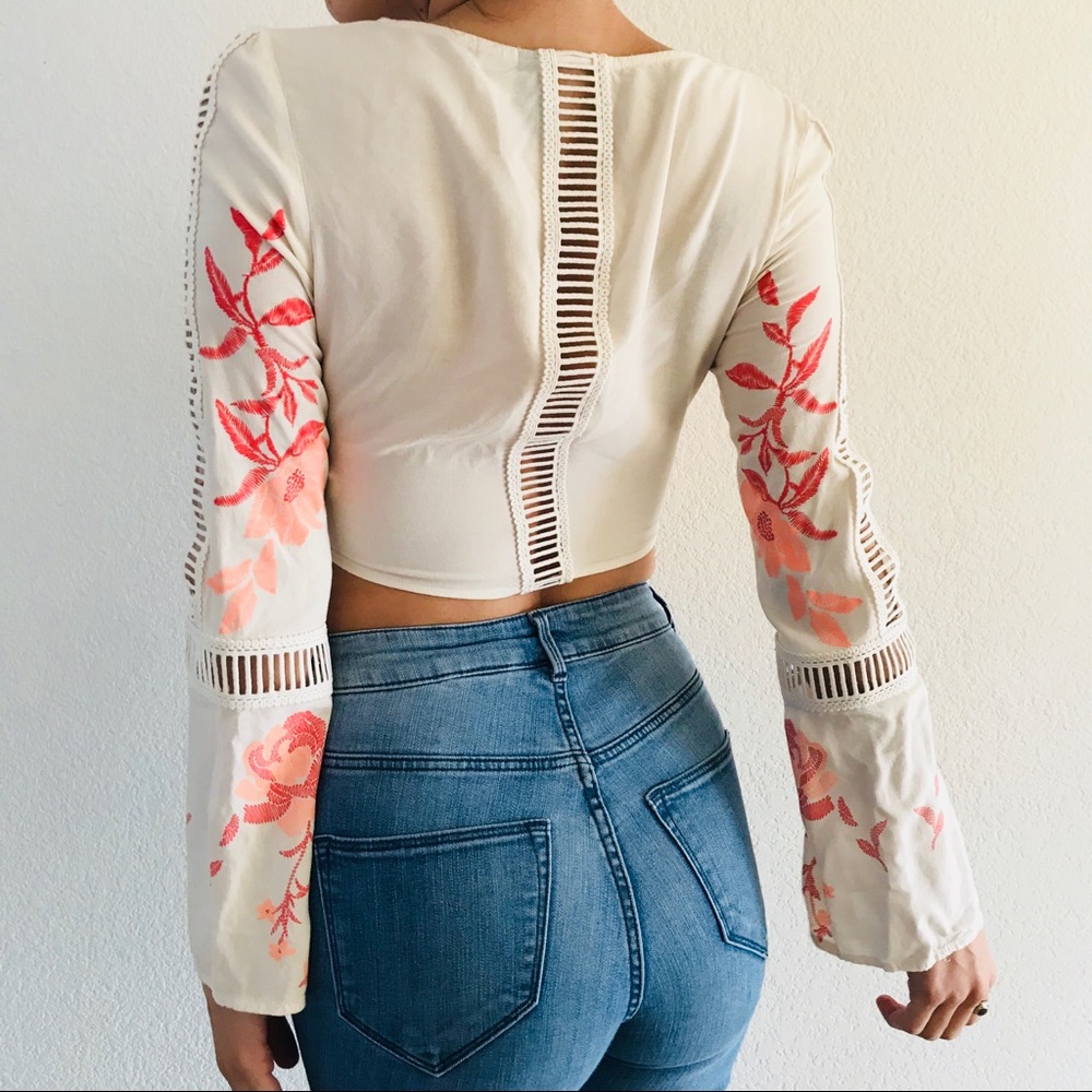 🌷Bell sleeved crop